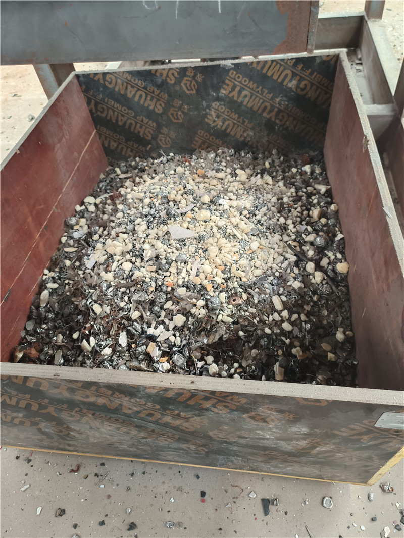 客戶廢舊小家電通過(guò)廢鋁破碎機(jī)破碎分選試機(jī)現(xiàn)場(chǎng) 客戶廢舊小家電通過(guò)廢鋁破碎機(jī)破碎分選試機(jī)現(xiàn)場(chǎng)